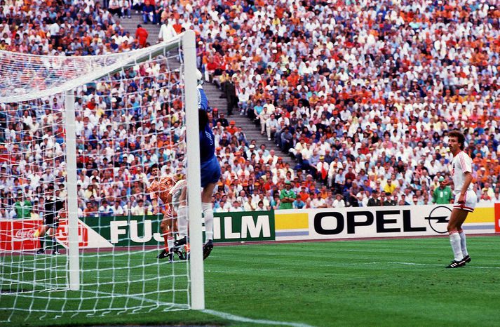 Færið var mjög þröngt en skotið hans Marco Van Basten var þeim mun betra.