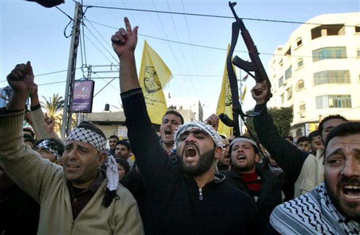 Fatah-liðar mótmæla fyrir utan heimili Mahmouds Abbas, forseta Palestínumanna.