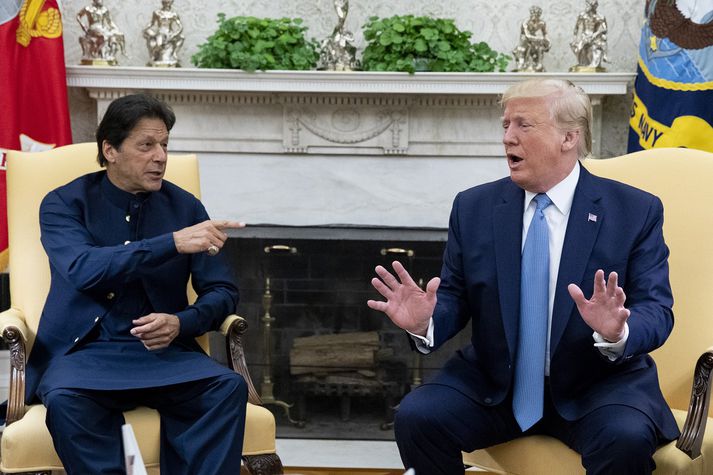 Á fundi með Imran Khan, forsætisráðherra Pakistans, fullyrti Trump að hann gæti unnið stríðið í Afganistan á tíu dögum með því að láta stórum sprengjum rigna yfir landið.