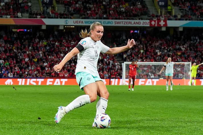 Guðrún Arnardóttir í leik með íslenska landsliðinu á EM í Sviss.