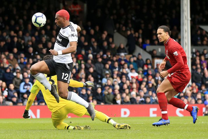 Ryan Babel skorar hér markið sitt eftir mistök Alisson Becker og Virgil van Dijk.