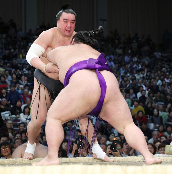 Harumafuji (t.v.) er sagður hafa lamið félaga sinn í höfuðið með bjórflösku í ölæði.