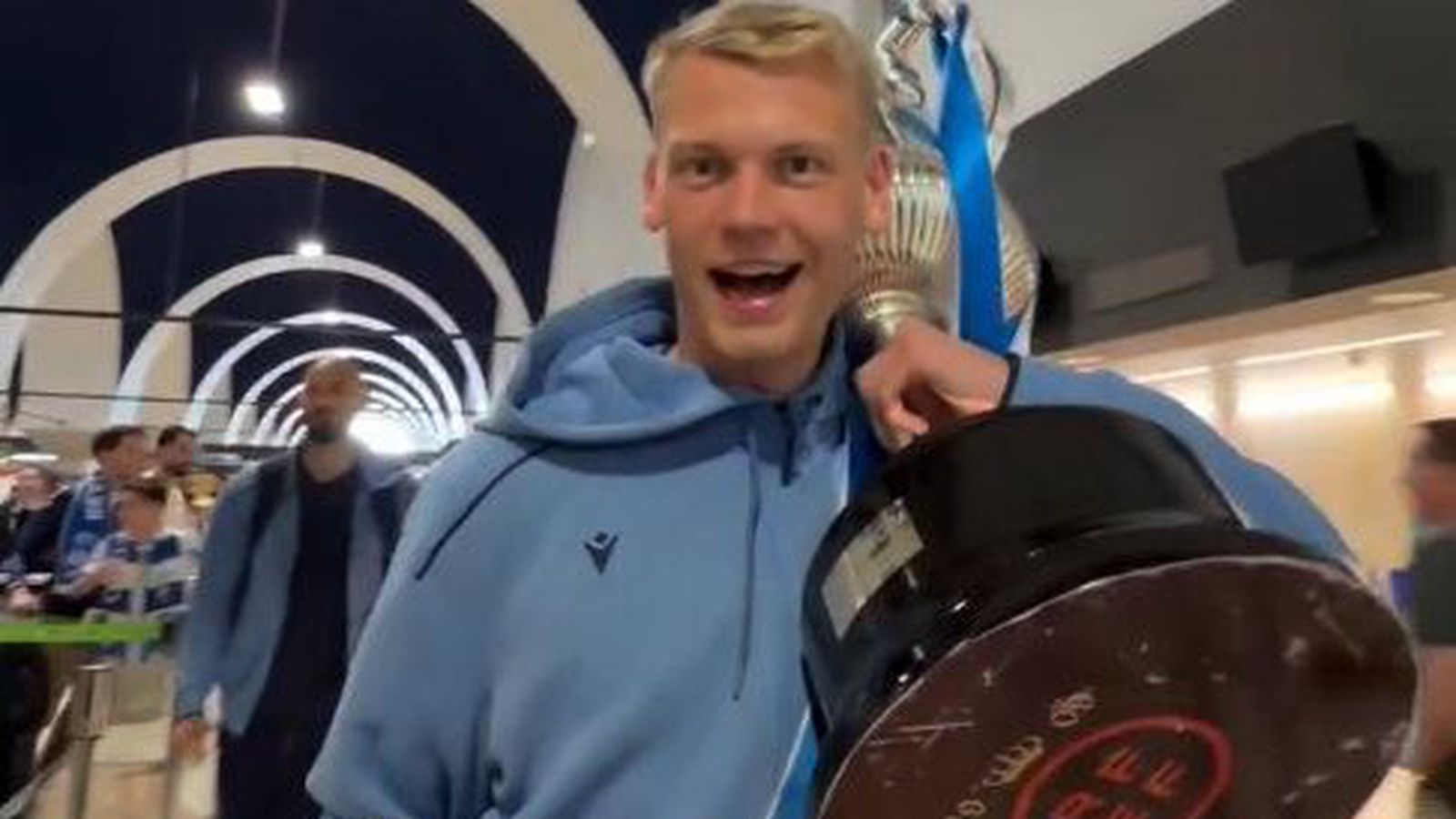 Orri stöðvaður með bikarinn í öryggis­hliðinu