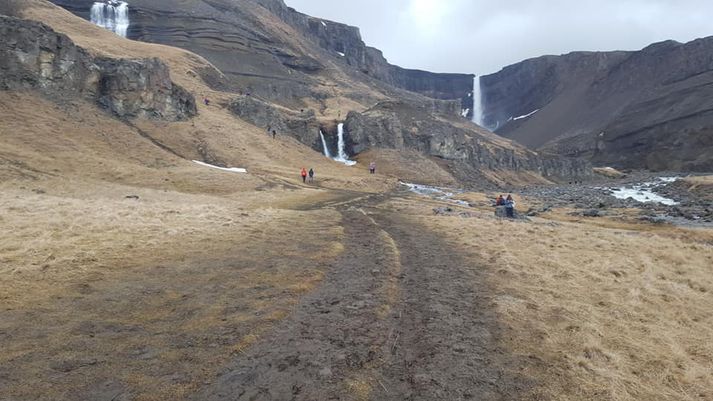 Göngustígurinn er víða illa farinn.