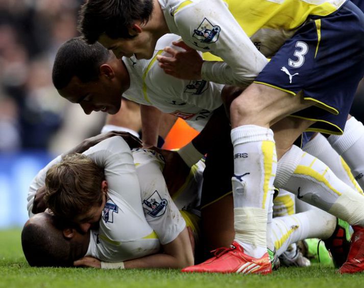 Tottenham er komið upp í fjórða sætið. Leikmenn liðsins fagna hér fyrra marki sínu í dag.
