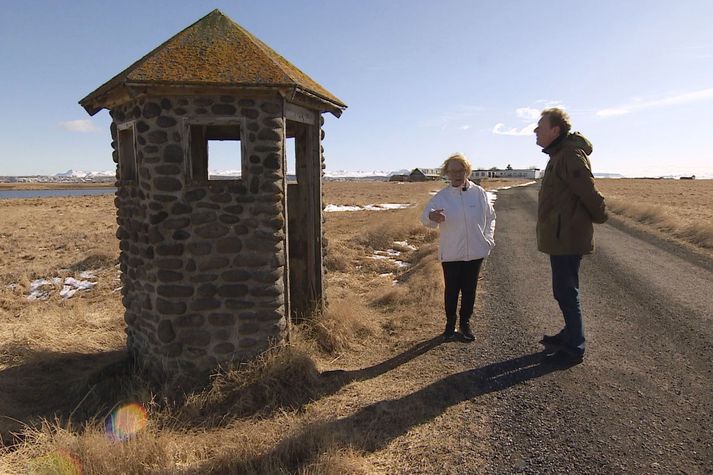 María Sveinsdóttir sýnir varðturninn á Álftanesi sem stóð við hliðið inn í herstöðina.