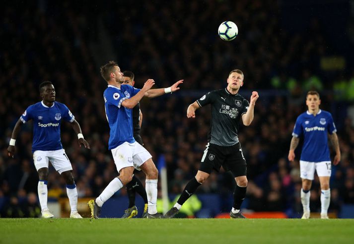 Gylfi Þór Sigurðsson og Jóbann Berg Guðmundsson í baráttunni í kvöld