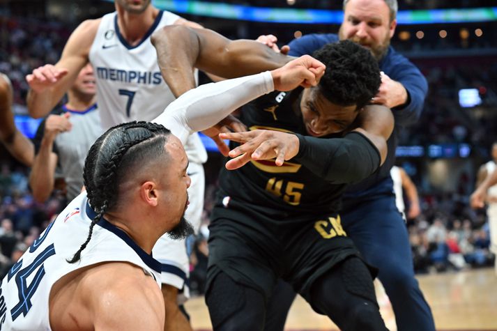 Dillon Brooks og Donovan Mitchell slógust í NBA-deildinni í nótt.