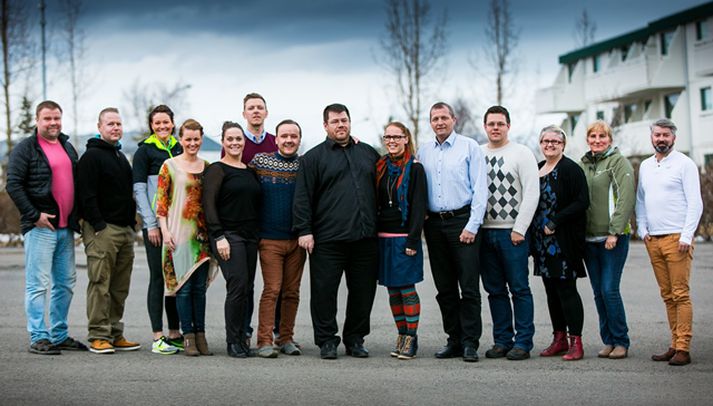 Frambjóðendur L-listans. Matthías er svartklæddur fyrir miðju.