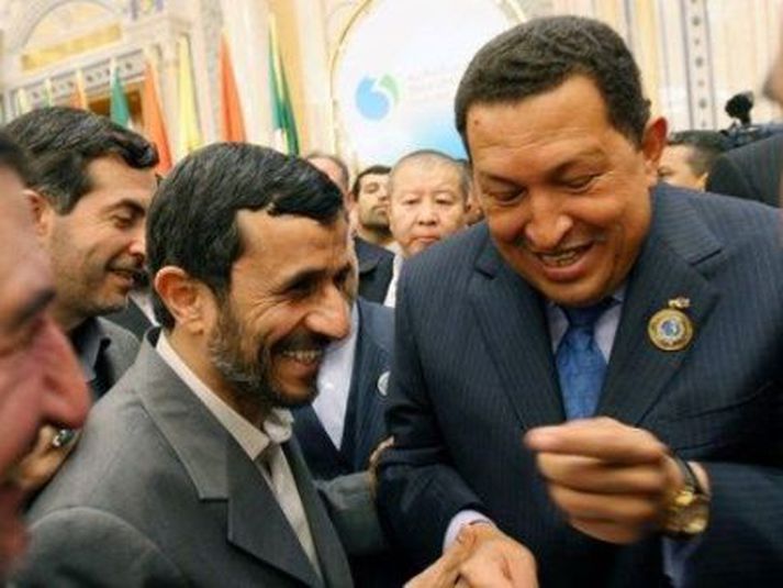 Það var fór vel á með Ahmadinejad og Chavez þegar þeir hittust á fundi OPEC-ríkjanna í nóvember 2007. Mynd/AP