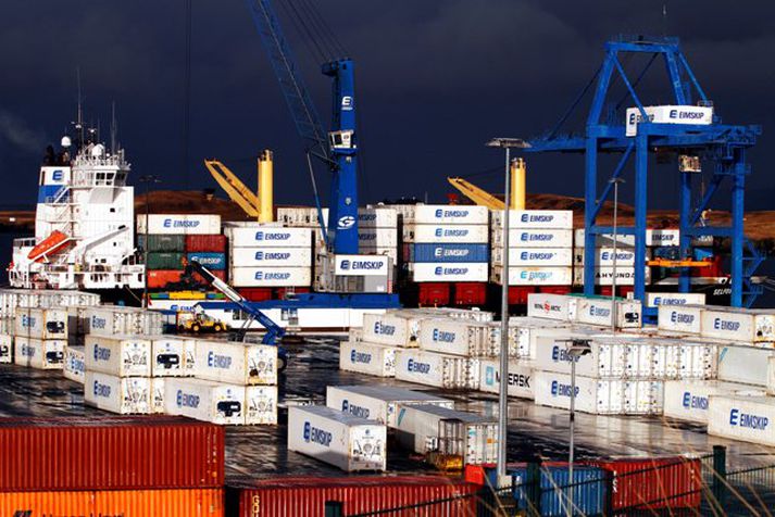 Í desember voru fluttar út vörur fyrir tæpa 45,7 milljarða króna og inn fyrir rúma 41,2 milljarða króna.