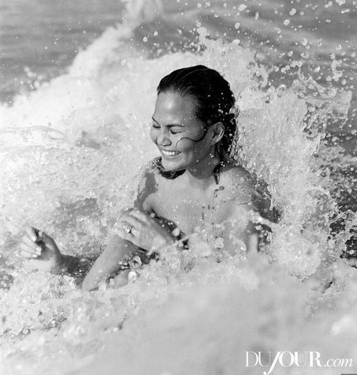 Chrissy Teigen ljómar í tímaritinu DuJour.