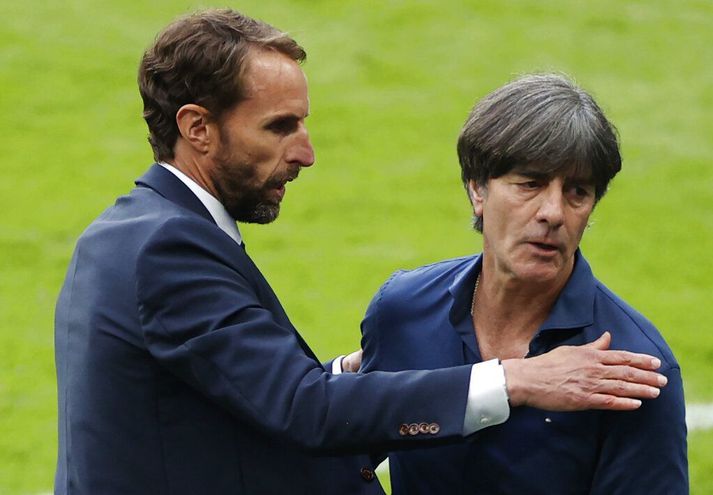 Gareth Southgate faðmaði Joachim Löw eftir að hafa stýrt Englandi til sigurs gegn Þýskalandi á EM í gærkvöld.