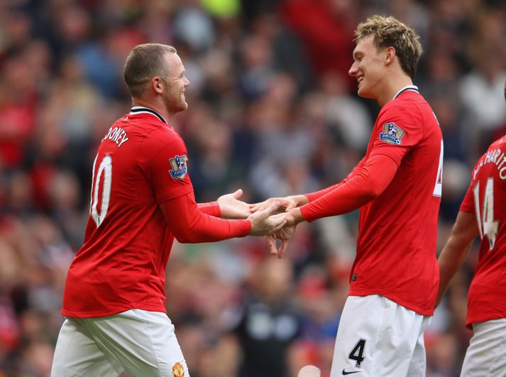 Wayne Rooney fagnar einu marka sinna í dag með Phil Jones.