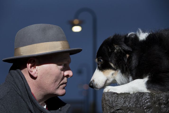 Hallgrímur Helgason og Lukka horfast í augu og eru eflaust að huga að ljóðlistinni.