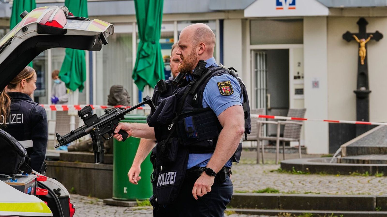 Sátu um tóman banka í sex tíma
