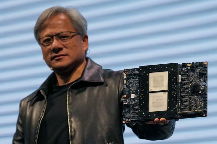 Jensen Huang, forseti Nvidia, heldur á Grace Hopper ofurörgjörvanum.