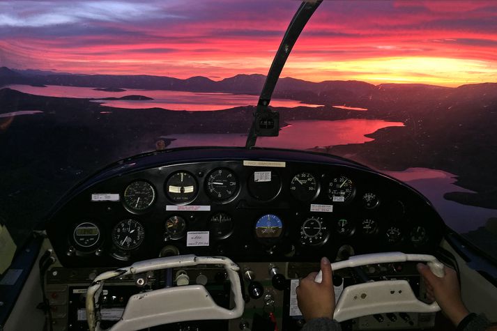 Þessa mynd tók flugmaðurinn Birgir Steinar Birgisson. „Sólarlagsmynd tekin úr flugi yfir Úlfljótsvatni með Þingvelli fyrir framan, rétt fyrir 2 aðfaranótt sunnudags.“