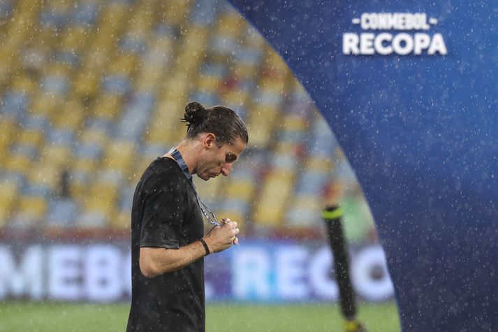 Skjótt skipast veður í lofti. Þremur mánuðum eftir að hafa stýrt Flamengo til sigurs í brasilísku deildinni og Copa Libertadores hefur Filipe Luís verið látinn fara frá félaginu.