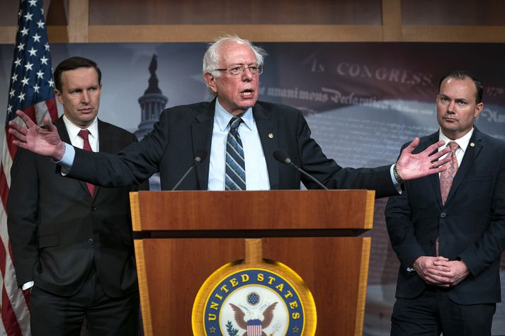 Bernie Sanders (f.m.) og repúblikaninn Mike Lee (t.h.) voru flutningsmenn tillögunnar sem öldungadeildin samþykkti í gær.