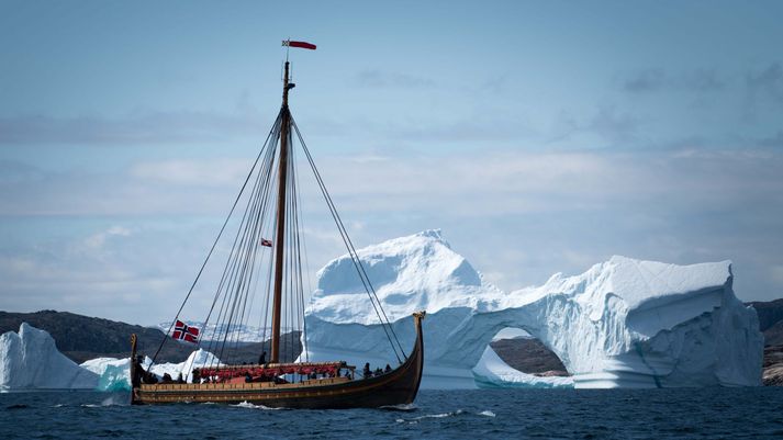 Drekinn Haraldur hárfagri á siglingu utan við Eystribyggð á Grænlandi.