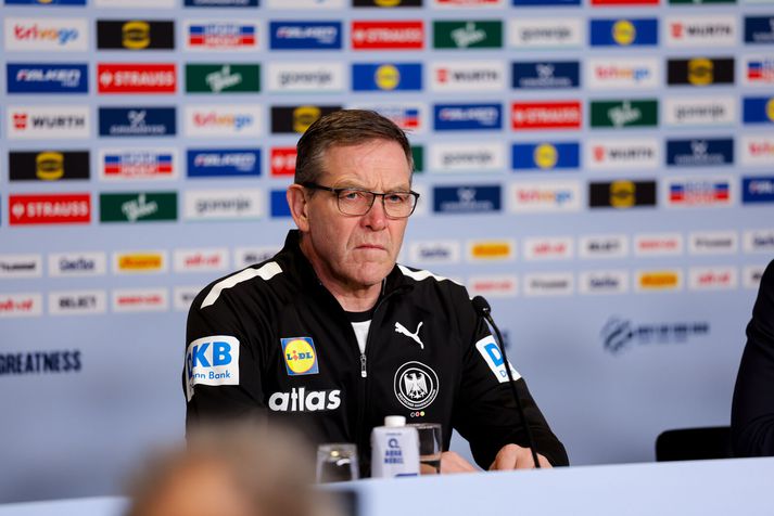 Alfreð íbygginn á blaðamannafundi dagsins.