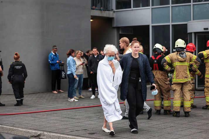 Fólk náði eðlilega ekki að klæða sig áður en það varð að yfirgefa húsnæði Hreyfingar í morgun.