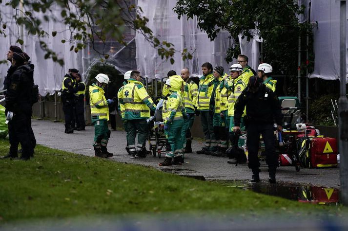 Lögreglu- og sjúkraflutningafólk á vettvangi sprengingarinnar í miðborg Gautaborgar á þriðjudag.