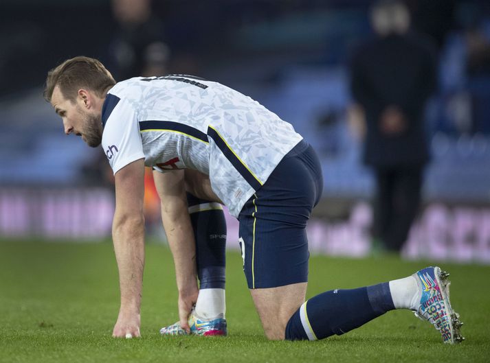 Harry Kane skoraði bæði mörk Tottenham í gærkvöldi, en þurfti að fara meiddur af velli í uppbótartíma.