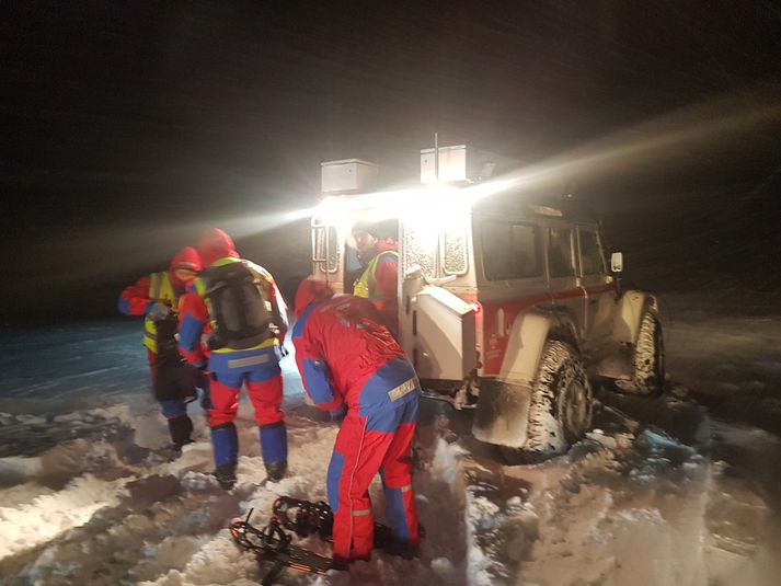 Nokkrir björgunarsveitarmenn stóðu vaktina í nótt nærri þeim stað sem maðurinn sást síðast.