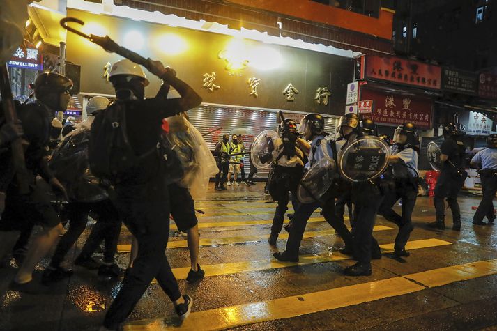 Stigvaxandi harka hefur færst í átök mótmælenda og lögreglu í Hong Kong