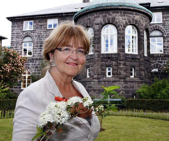 Ásta Ragnheiður Jóhannesdóttir telur að breyta þurfi starfsháttum og starfsumhverfi Alþingis til þess sem gerist á Norðurlöndunum. Setja þurfi ræðutíma takmörk og hækka laun þingmanna.