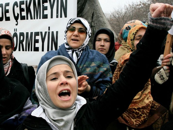 Tyrkneskar konur mótmæla banni á höfuðklútum í Ankara 16. febrúar síðastliðinn.