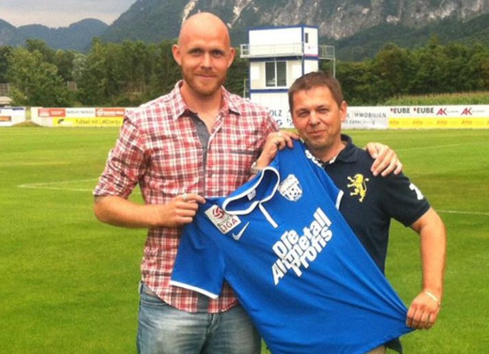 Hannes þegar hann skrifaði undir samning við Grödig í júlí.