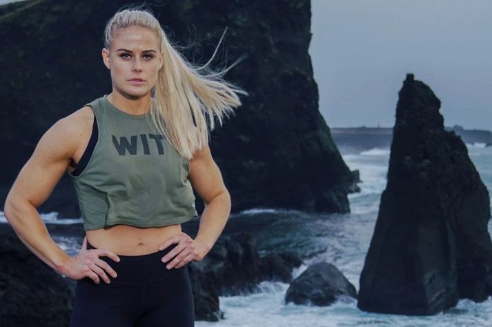 Sara Sigmundsdóttir hristi af sér kuldann í myndatökunni við Reykjanesvita.