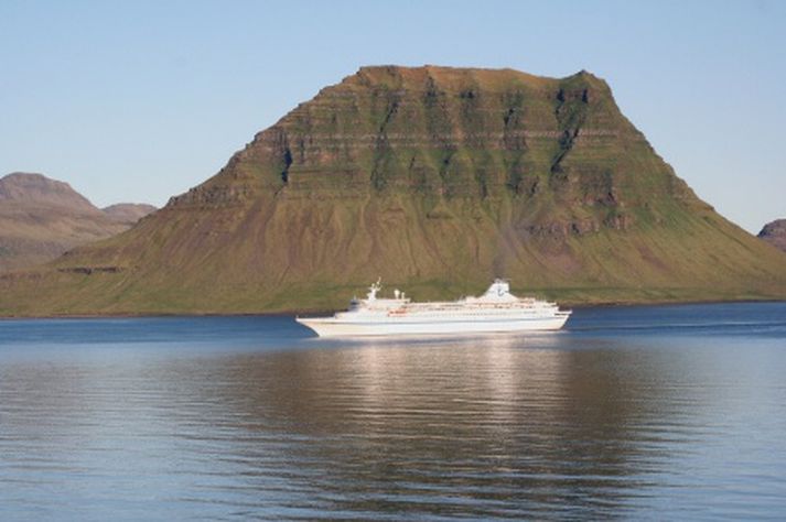 Skemmtiferðarskipið Arielle við Grundarfjörð.