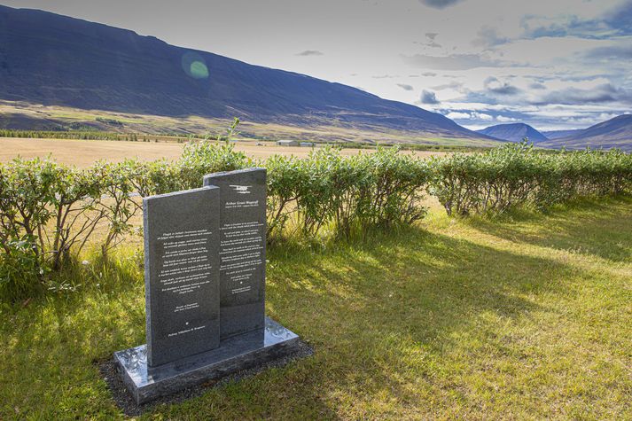 Ljóðið Myndir af flugmanni eftir Gary Claud Stokor er á minningarsteininum sem reistur var um flugmanninn Grant Wagstaff. 