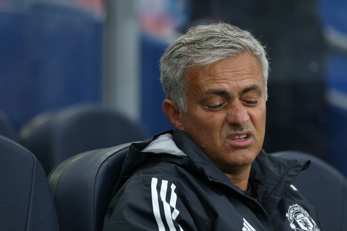 Mourinho setur upp svipbrigði á bekknum í dag.
