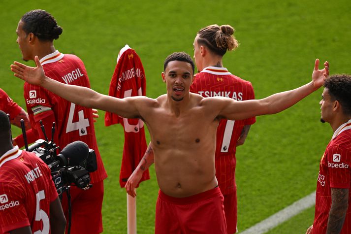Trent Alexander-Arnold fagnaði sigurmarki sínu ber að ofan og með treyju sína á hornfánanum.