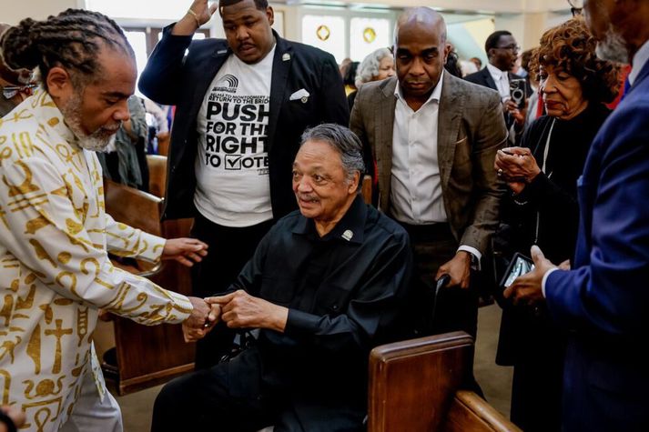 Jesse Jackson (sitjandi) á minningarathöfn þegar sextíu ár voru liðin frá því að lögreglumenn réðust á svarta mótmælendur í bænum Selmu í Alabama í fyrra.