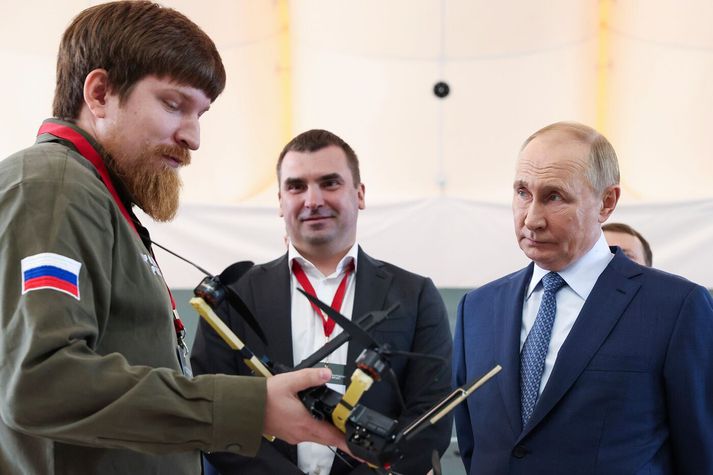 Vladimir Tkachuk að sýna Vladimír Pútín, forseta Rússlands, dróna sína árið 2024.