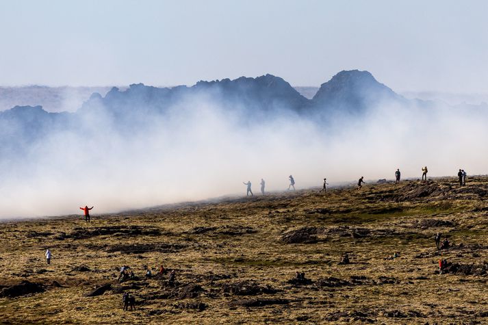Ferðamenn við eldgosið við Litla-Hrút. Mikil reykmengun hefur verið á svæðinu undanfarna þrjá daga.