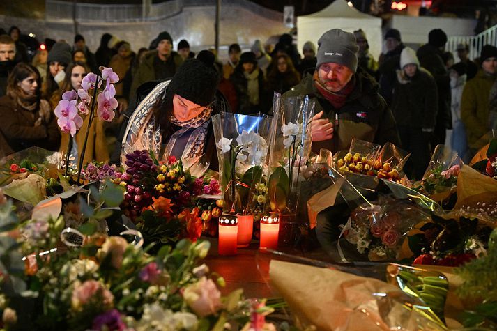 Fjöldi fólks kom saman í Crans-Montana í gær. Íbúar og landsmenn allir eru sagðir í áfalli vegna harmleiksins.