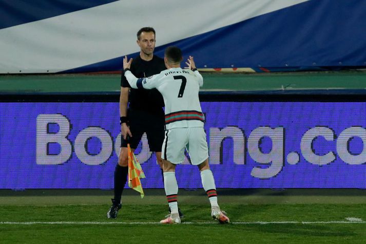 Ronaldo átti bágt með að trúa mistökum línuvarðarins.