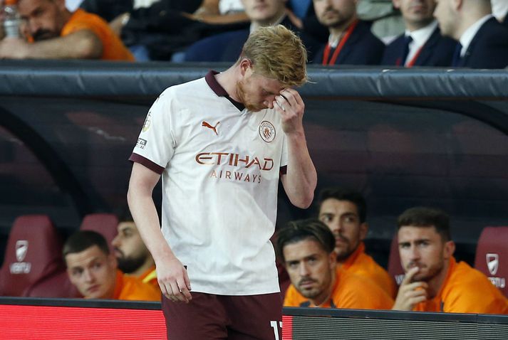 Kevin De Bruyne fór meiddur af velli í kvöld.