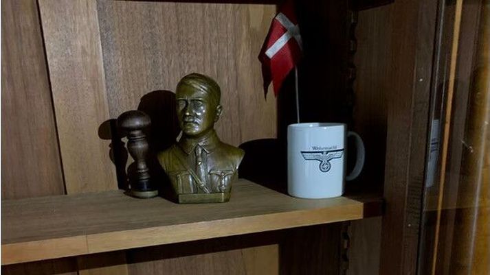 Danski fáninn og brjóstmynd af Hitler.