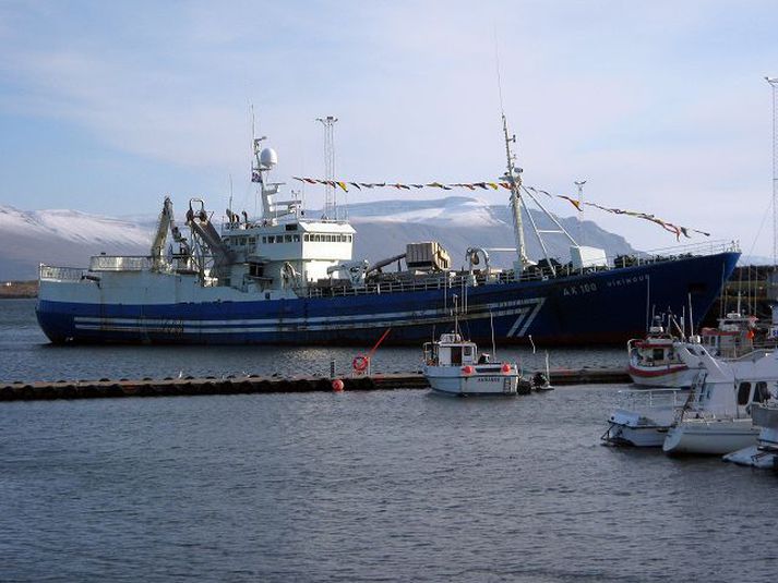 Á AFMÆLISDAGINN Skipið liggur við landfestar á Akranesi, tilbúið á loðnuveiðar. Litla myndin er tekin daginn sem Víkingur kom til Akraness í fyrsta sinn árið 1960.mynd/karl sigurjónsson