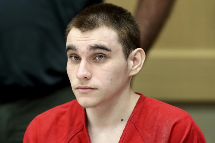 Nikolas Cruz kemur fyrir dóm í dag og er búist við að hann lýsi sig sekan af því að myrða sautján manns í Parkland miðskólanum í Flórída árið 2018.