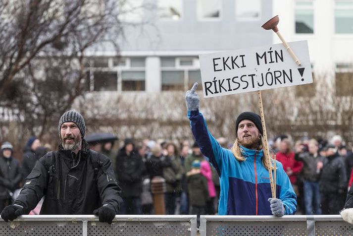 Gefur yfirvöldum fingurinn. Mótmælin að þessu sinni voru sjálfsprottin.