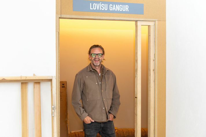 Elías við innganginn á Lovísugangi sem er annar tveggja kvennaganga á meðferðarheimilinu. Gangurinn er nefndur eftir fyrrverandi framkvæmdastjóra samtakanna. 